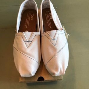 SOLD💋TOMS White w/Blue Stitching